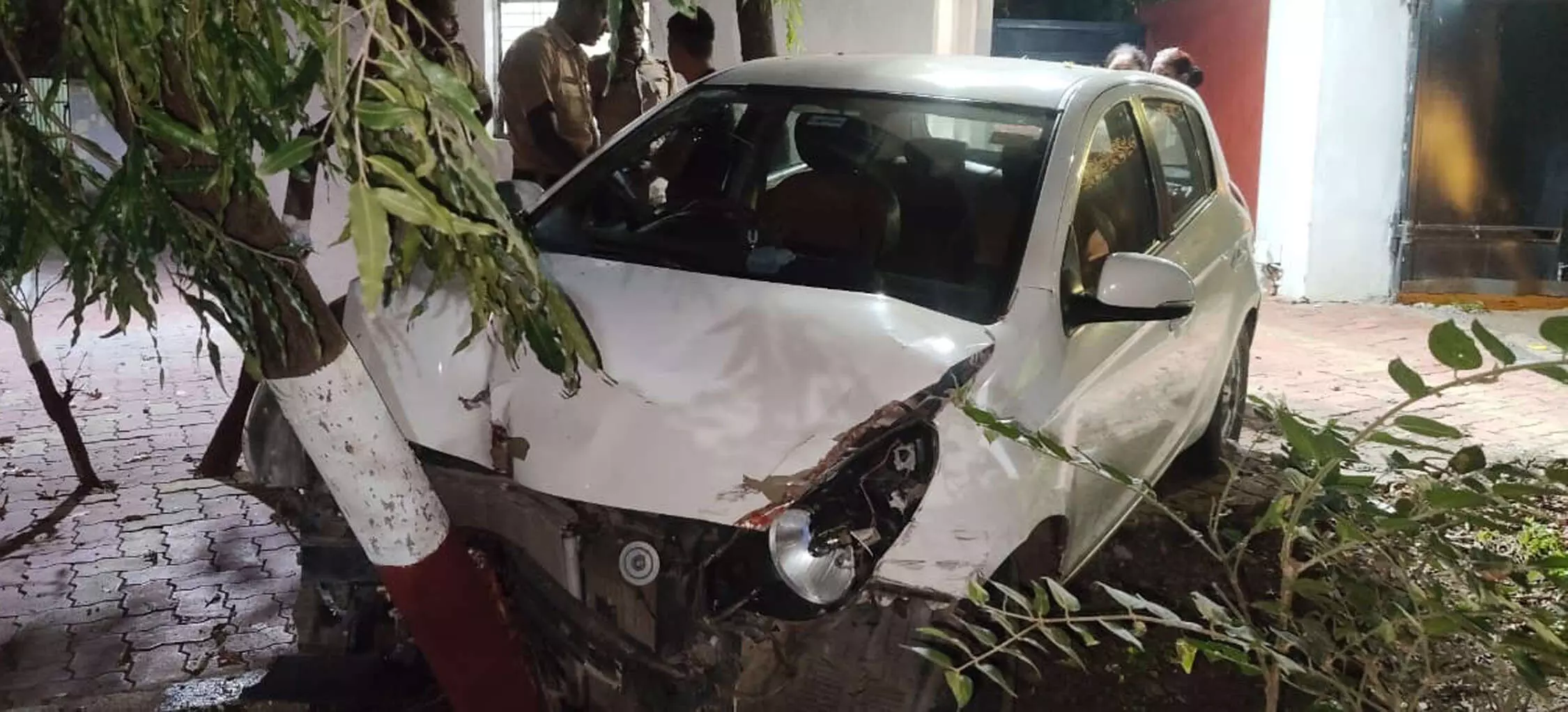 संभागीय आयुक्त के बंगले का गेट तोड़कर अंदर घुसी तेज रफ्तार कार संभागीय आयुक्त के बंगले का गेट तोड़कर अंदर घुसी तेज रफ्तार कार