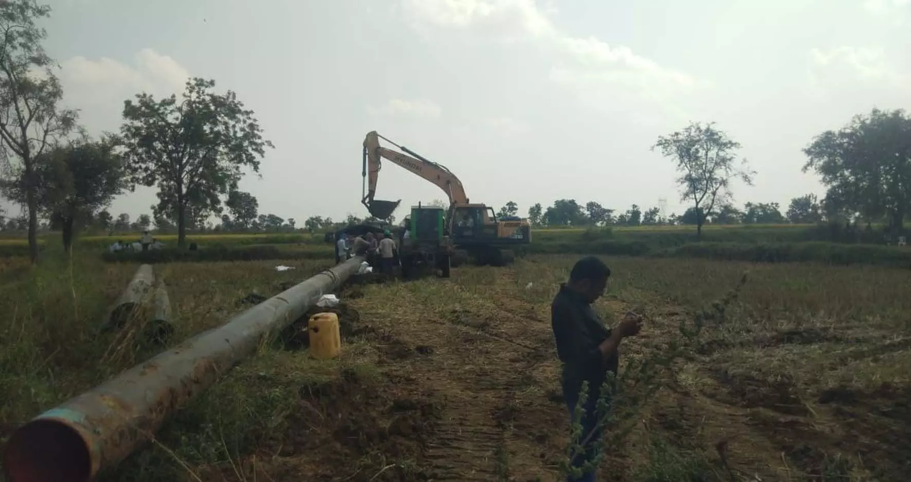 किसानों के आक्रोश से बचने पुलिस बंदोबस्त में पाइप लाइन बिछा रही गेल कंपनी किसानों के आक्रोश से बचने पुलिस बंदोबस्त में पाइप लाइन बिछा रही गेल कंपनी