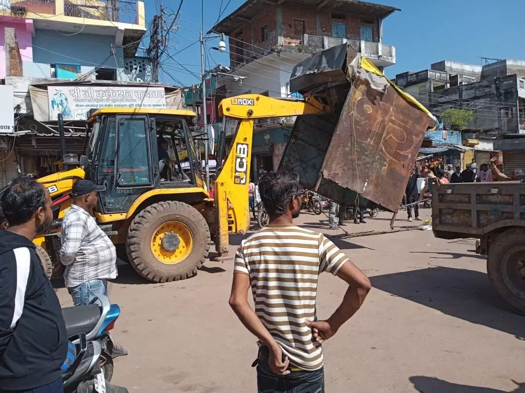 श्री जुगल किशोर जी मंदिर के समीप से हटाई गई गुमटियां श्री जुगल किशोर जी मंदिर के समीप से हटाई गई गुमटियां