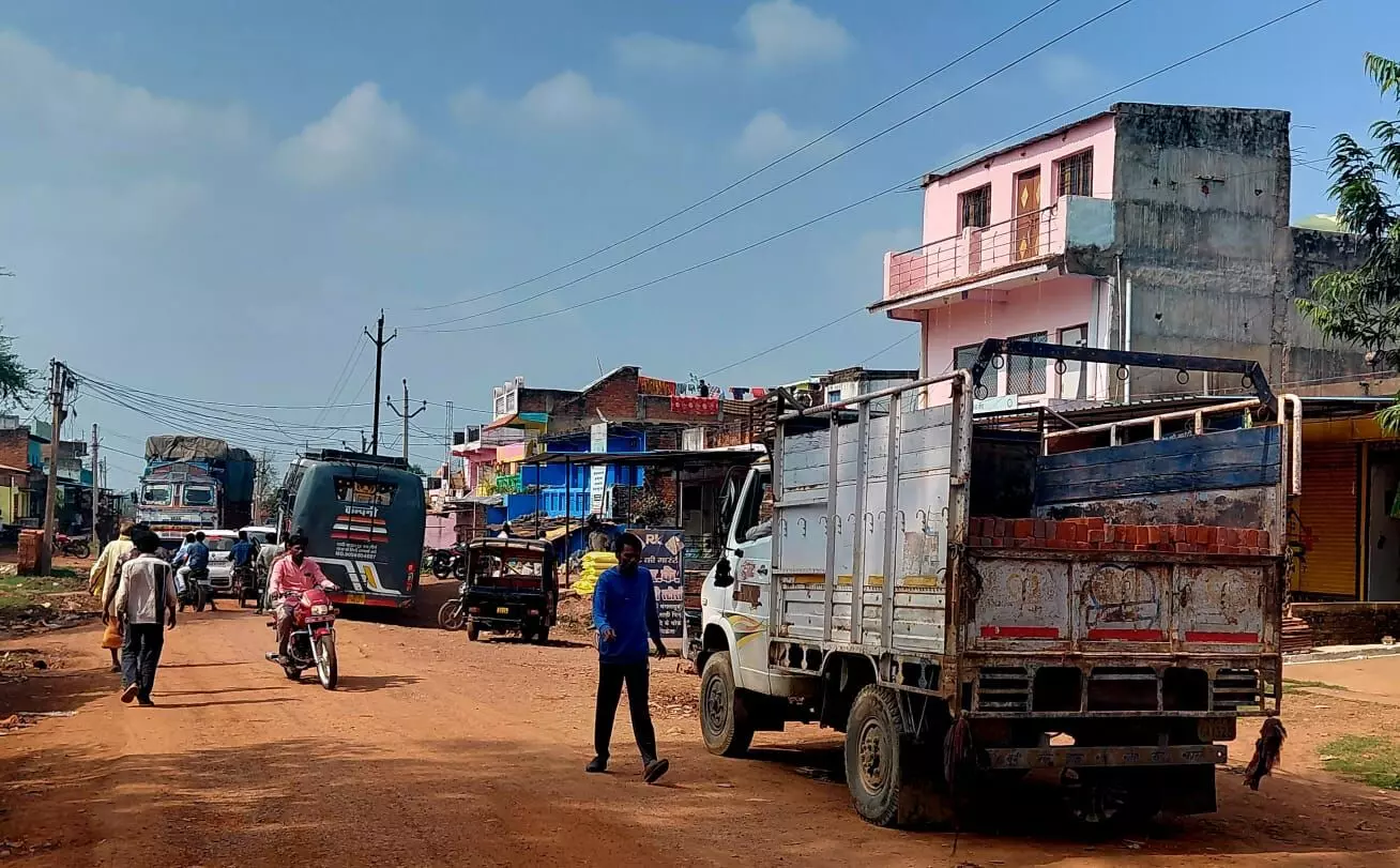 जहां-तहां वाहनों के खड़े होने से बनी जाम की समस्या, लोग परेशान जहां-तहां वाहनों के खड़े होने से बनी जाम की समस्या, लोग परेशान