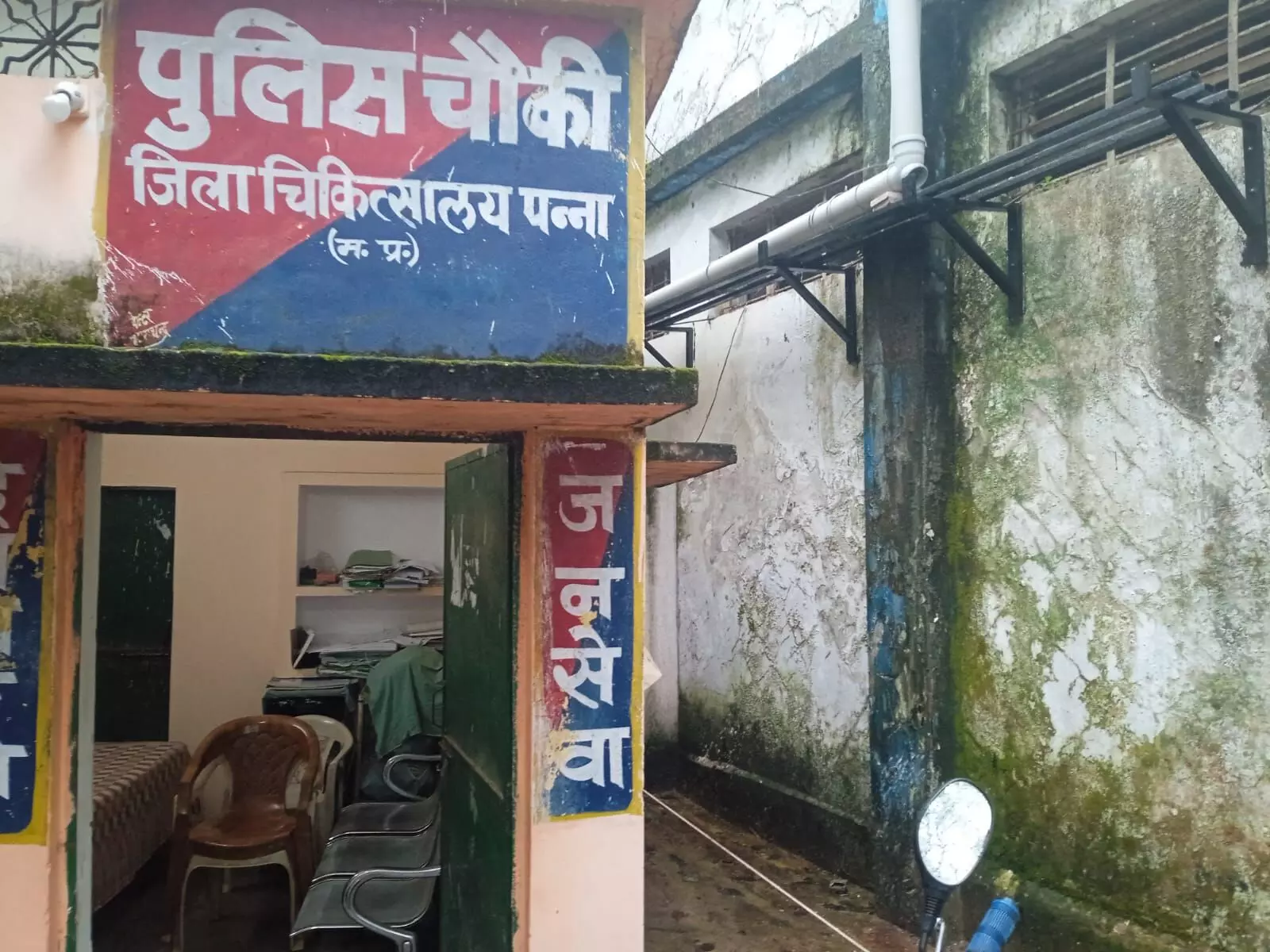 जिला अस्पताल की चौकी में गंदगी का आलम, पूरे अस्पताल की सुरक्षा का जिम्मा है चौकी पर जिला अस्पताल की चौकी में गंदगी का आलम, पूरे अस्पताल की सुरक्षा का जिम्मा है चौकी पर