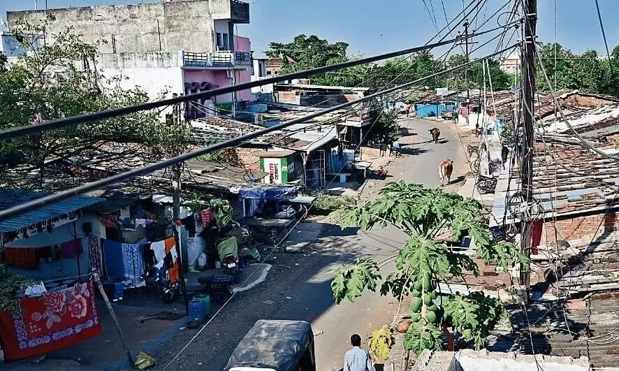 जिम्मेदार सोते रहे और ग्रीन कॉरिडोर के लिए छोड़ी गई जगह पर बस गई बस्ती जिम्मेदार सोते रहे और ग्रीन कॉरिडोर के लिए छोड़ी गई जगह पर बस गई बस्ती