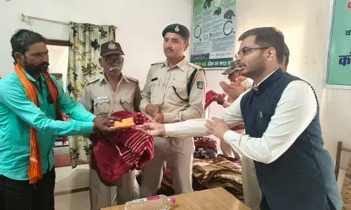 अरण्य भवन में सुरक्षा श्रमिकों को वितरित किए गए कंबल अरण्य भवन में सुरक्षा श्रमिकों को वितरित किए गए कंबल