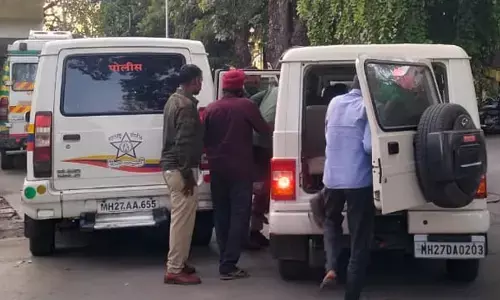 काले हिरण की दो खाल के साथ पांच गिरफ्तार काले हिरण की दो खाल के साथ पांच गिरफ्तार