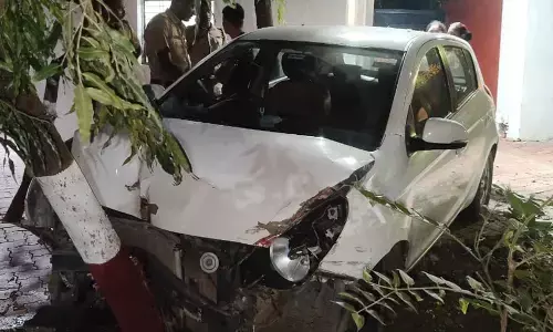 संभागीय आयुक्त के बंगले का गेट तोड़कर अंदर घुसी तेज रफ्तार कार