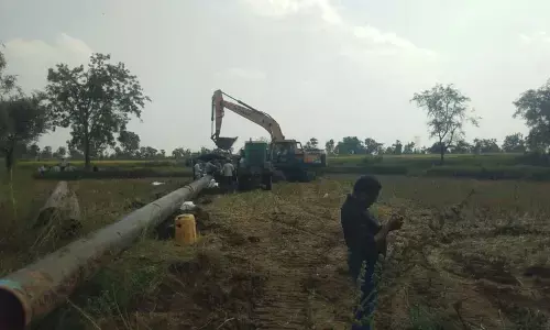 किसानों के आक्रोश से बचने पुलिस बंदोबस्त में पाइप लाइन बिछा रही गेल कंपनी किसानों के आक्रोश से बचने पुलिस बंदोबस्त में पाइप लाइन बिछा रही गेल कंपनी