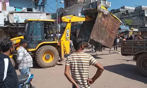 श्री जुगल किशोर जी मंदिर के समीप से हटाई गई गुमटियां श्री जुगल किशोर जी मंदिर के समीप से हटाई गई गुमटियां