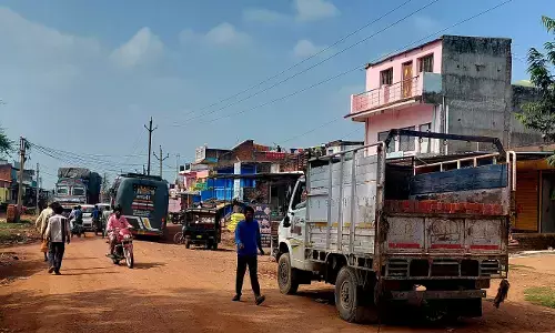 जहां-तहां वाहनों के खड़े होने से बनी जाम की समस्या, लोग परेशान जहां-तहां वाहनों के खड़े होने से बनी जाम की समस्या, लोग परेशान
