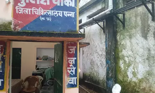 जिला अस्पताल की चौकी में गंदगी का आलम, पूरे अस्पताल की सुरक्षा का जिम्मा है चौकी पर जिला अस्पताल की चौकी में गंदगी का आलम, पूरे अस्पताल की सुरक्षा का जिम्मा है चौकी पर
