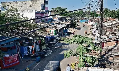 जिम्मेदार सोते रहे और ग्रीन कॉरिडोर के लिए छोड़ी गई जगह पर बस गई बस्ती जिम्मेदार सोते रहे और ग्रीन कॉरिडोर के लिए छोड़ी गई जगह पर बस गई बस्ती