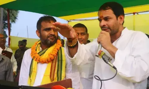 तेज प्रताप यादव की चुनावी जनसभा में पहुंचा हरा गमछा लपेटकर व्यक्ति, बिना नाम लिए RJD पर की ये टिप्पणी तेज प्रताप यादव की चुनावी जनसभा में पहुंचा हरा गमछा लपेटकर व्यक्ति, बिना नाम लिए RJD पर की ये टिप्पणी