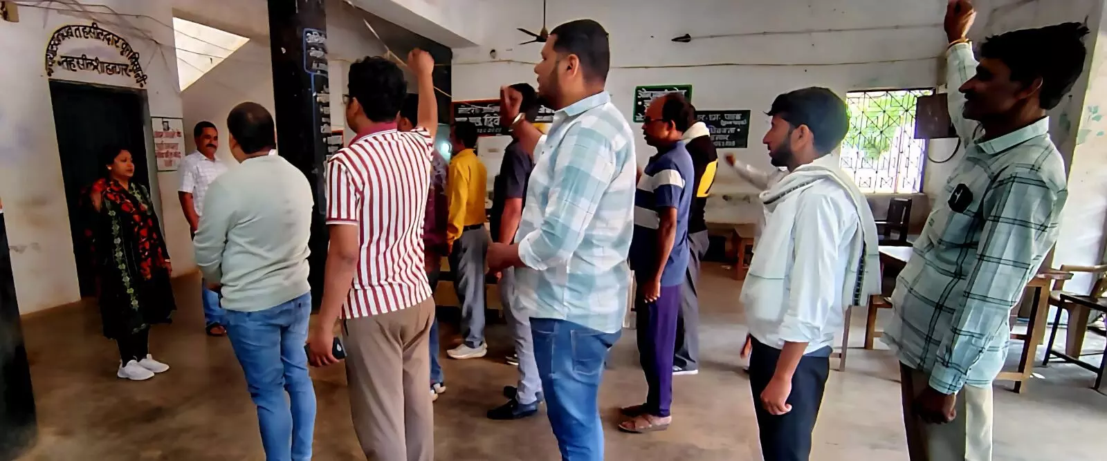 तहसील कार्यालय में वंदे मातरम गीत का गायन तहसील कार्यालय में वंदे मातरम गीत का गायन