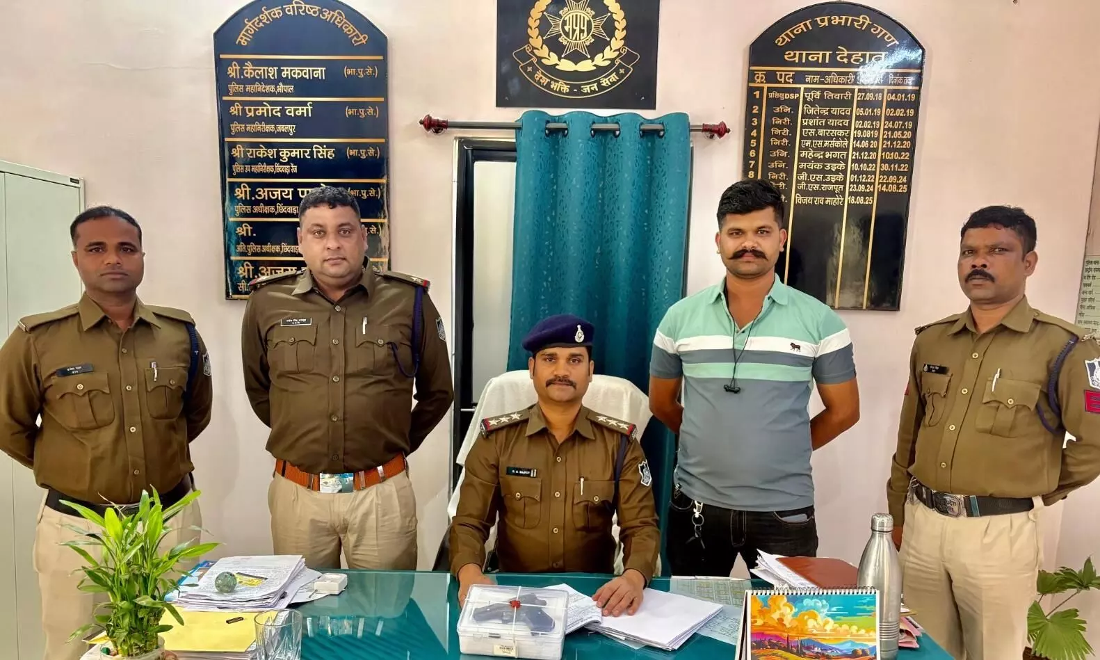 देशी पिस्टल और एक जिंदा कारतूस के साथ दो आरोपियों को गिरफ्तार किया देशी पिस्टल और एक जिंदा कारतूस के साथ दो आरोपियों को गिरफ्तार किया