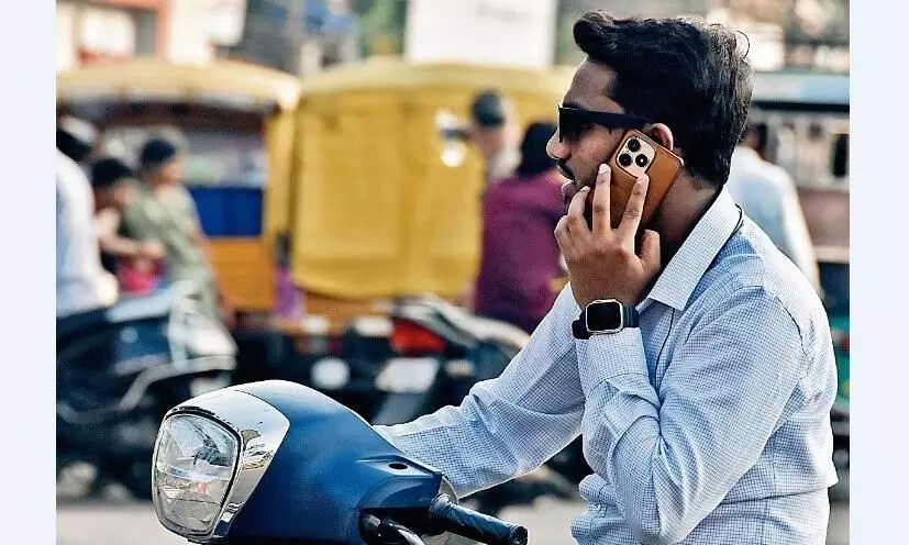 मोबाइल पर बात करते हुए वाहन चलाने वालों से दूसरे चालकों पर भी बना रहता है दुर्घटना का खतरा मोबाइल पर बात करते हुए वाहन चलाने वालों से दूसरे चालकों पर भी बना रहता है दुर्घटना का खतरा