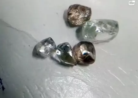 उथली हीरा खदान में मिले एक ही व्यक्ति को पांच नग हीरे