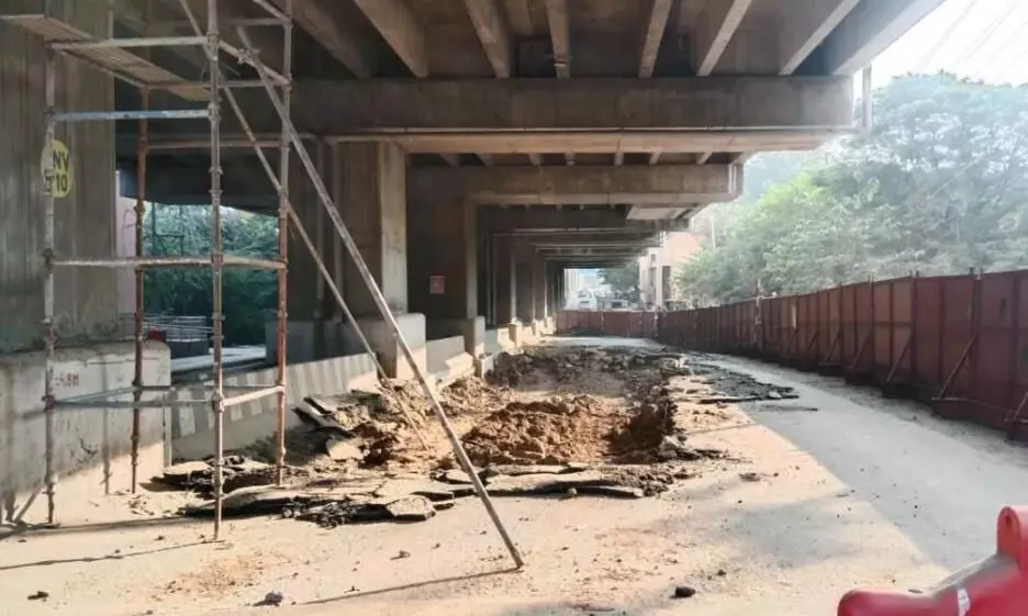 राजधानी में 90 डिग्री पुल की इंजीनियरिंग के बाद अब मेट्रो स्टेशन की नई कारीगरी, रगड़ खाते हुए निकल रहे वाहन राजधानी में 90 डिग्री पुल की इंजीनियरिंग के बाद अब मेट्रो स्टेशन की नई कारीगरी, रगड़ खाते हुए निकल रहे वाहन