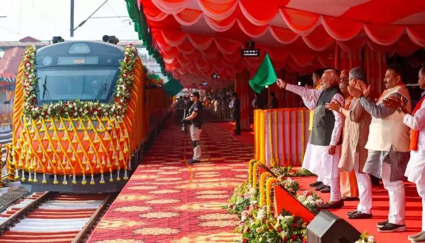 प्रधानमंत्री मोदी ने बनारस-खजुराहो वंदे भारत ट्रेन की दी सौगात