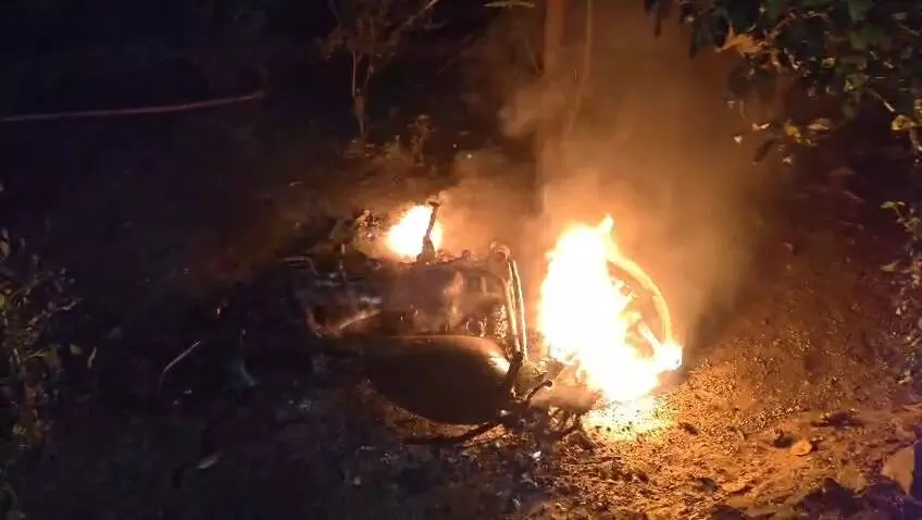 बर्थ डे की पार्टी न देने पर दोस्त की पिटाई कर मोटरसाइकिल में लगाई आग