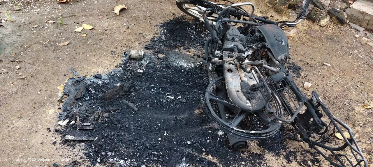 बर्थ डे की पार्टी न देने पर दोस्त की पिटाई कर मोटरसाइकिल में लगाई आग