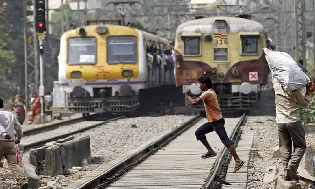 रेल की पटरियां क्रॉस करना पड़ा भारी, यात्रियों से तीन महीने में 2.57 लाख रुपये वसूले