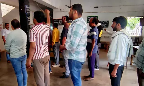 तहसील कार्यालय में वंदे मातरम गीत का गायन तहसील कार्यालय में वंदे मातरम गीत का गायन