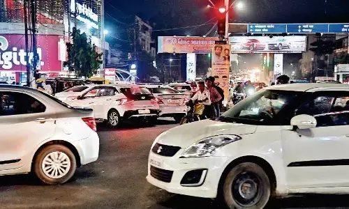 रेड सिग्नल की भी परवाह नहीं, बेधड़क निकल रहे वाहन चालक, इससे आए दिन हो रहे हादसे रेड सिग्नल की भी परवाह नहीं, बेधड़क निकल रहे वाहन चालक, इससे आए दिन हो रहे हादसे