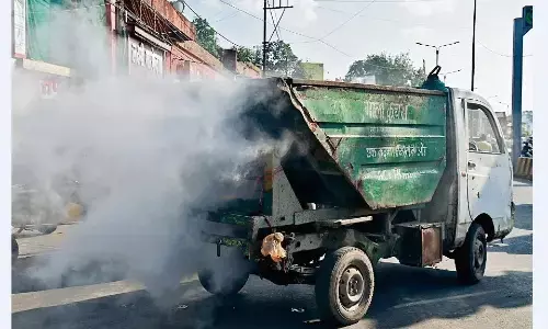 दूसरों को स्वच्छता का पाठ, इधर खुद ही धुआं उगल रहीं निगम की कचरा गाड़ियां दूसरों को स्वच्छता का पाठ, इधर खुद ही धुआं उगल रहीं निगम की कचरा गाड़ियां