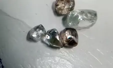 उथली हीरा खदान में मिले एक ही व्यक्ति को पांच नग हीरे उथली हीरा खदान में मिले एक ही व्यक्ति को पांच नग हीरे