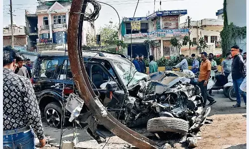 गाय को टक्कर मारते हुए बिजली पोल से जा टकराया तेज रफ्तार कार चालक गाय को टक्कर मारते हुए बिजली पोल से जा टकराया तेज रफ्तार कार चालक