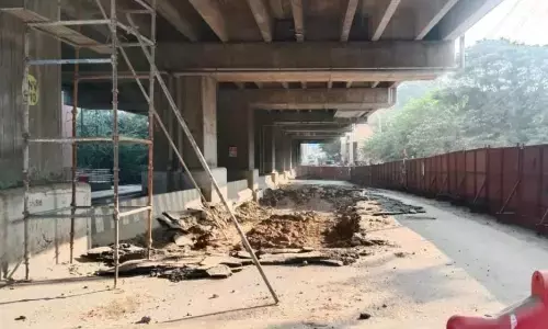 राजधानी में 90 डिग्री पुल की इंजीनियरिंग के बाद अब मेट्रो स्टेशन की नई कारीगरी, रगड़ खाते हुए निकल रहे वाहन राजधानी में 90 डिग्री पुल की इंजीनियरिंग के बाद अब मेट्रो स्टेशन की नई कारीगरी, रगड़ खाते हुए निकल रहे वाहन