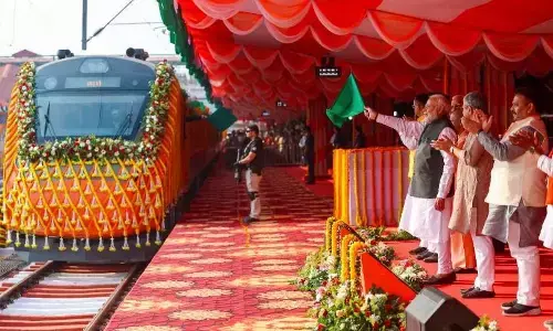 प्रधानमंत्री मोदी ने बनारस-खजुराहो वंदे भारत ट्रेन की दी सौगात