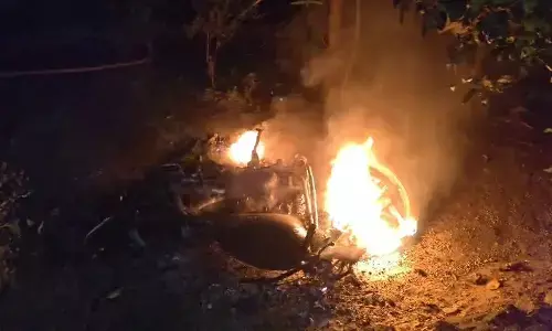 बर्थ डे की पार्टी न देने पर दोस्त की पिटाई कर मोटरसाइकिल में लगाई आग