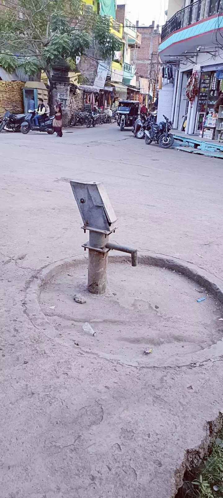 गणेश मार्केट में पेयजल संकट, हैण्डपम्प का हैंडिल चोरी, हैंडपंप हुआ बेकार, व्यापारी दूर से पानी लाने को मजबूर गणेश मार्केट में पेयजल संकट, हैण्डपम्प का हैंडिल चोरी, हैंडपंप हुआ बेकार, व्यापारी दूर से पानी लाने को मजबूर
