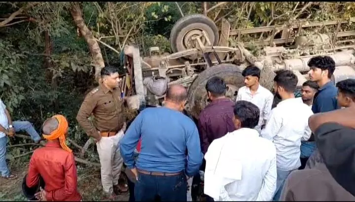 पन्ना-सतना मार्ग पर बडा हादसा, छापर के पास पलटा ट्रक, ड्राइवर को निकालने रेस्क्यू जारी पन्ना-सतना मार्ग पर बडा हादसा, छापर के पास पलटा ट्रक, ड्राइवर को निकालने रेस्क्यू जारी