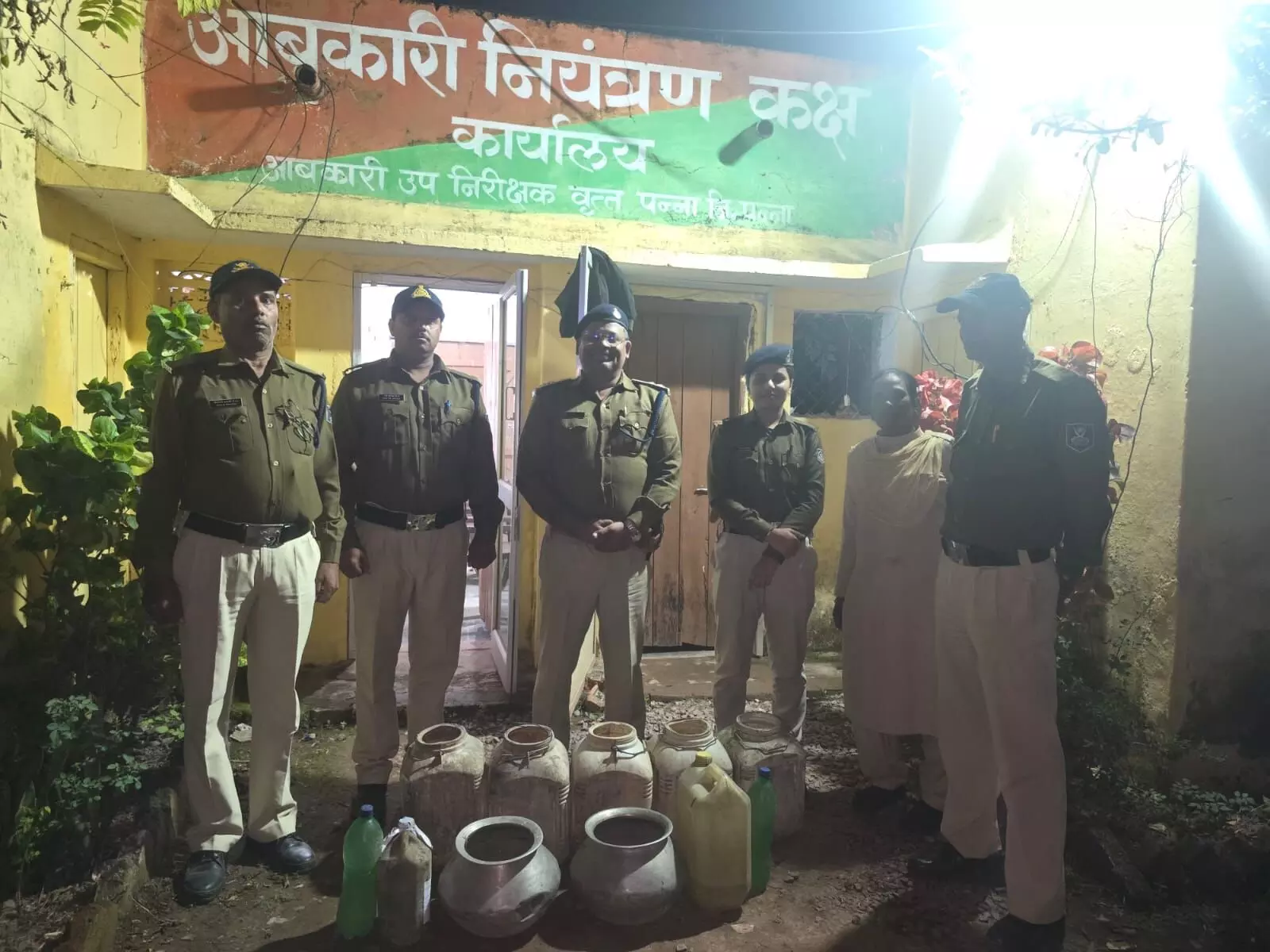 हांथ भट्टी से बनाई जा रही थी अवैध शराब, आबकारी पुलिस ने कार्रवाही कर ७० बल्क लीटर महुए की कच्ची शराब की जप्त हांथ भट्टी से बनाई जा रही थी अवैध शराब, आबकारी पुलिस ने कार्रवाही कर ७० बल्क लीटर महुए की कच्ची शराब की जप्त