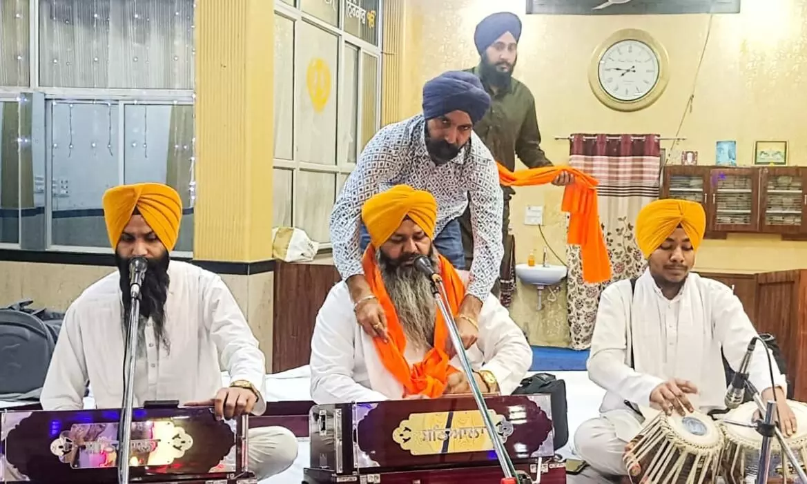 गुरुद्वारा श्री गुरु हरगोबिंद साहिब जी में भाई हरभेज सिंह जी के जत्थे ने कीर्तन से संगत को किया निहाल - ताक ने भेंट किया सिरोपा गुरुद्वारा श्री गुरु हरगोबिंद साहिब जी में भाई हरभेज सिंह जी के जत्थे ने कीर्तन से संगत को किया निहाल - ताक ने भेंट किया सिरोपा