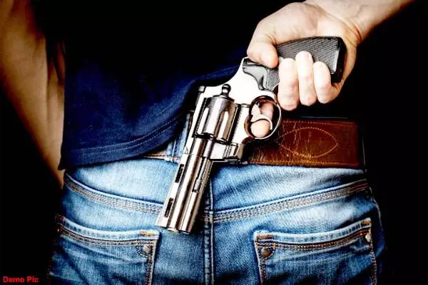 आर्मी के कर्नल के घर से रिवॉल्वर हुई चोरी, मामले में दो गिरफ्तार - आरोपियों में नाबालिग भी शामिल