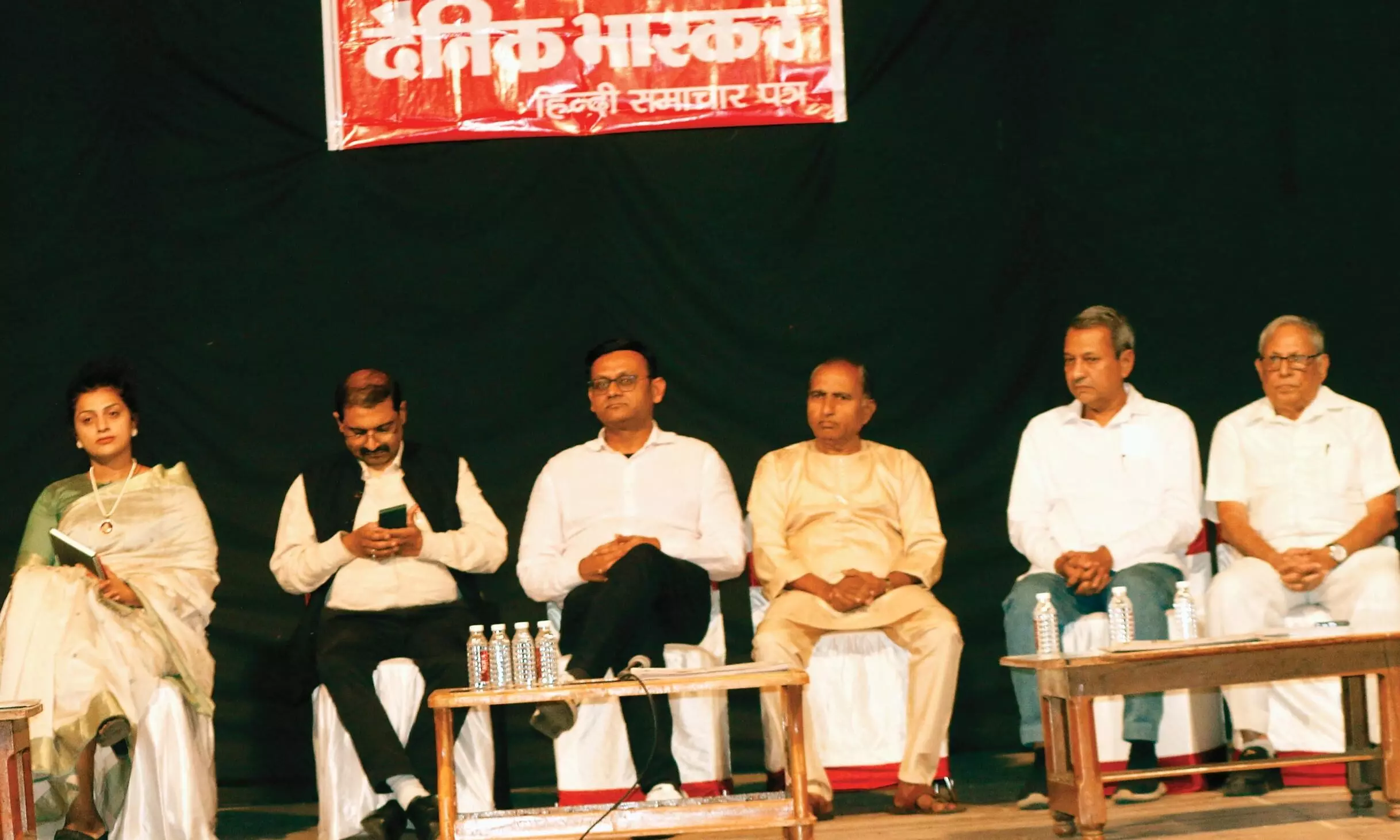 पारंपरिक मीडिया पर सोशल मीडिया हावी, बहुराष्ट्रीय कंपनियों का नियंत्रण बढ़ा - खबरों की सटीकता बनी बड़ी चुनौती पारंपरिक मीडिया पर सोशल मीडिया हावी, बहुराष्ट्रीय कंपनियों का नियंत्रण बढ़ा - खबरों की सटीकता बनी बड़ी चुनौती