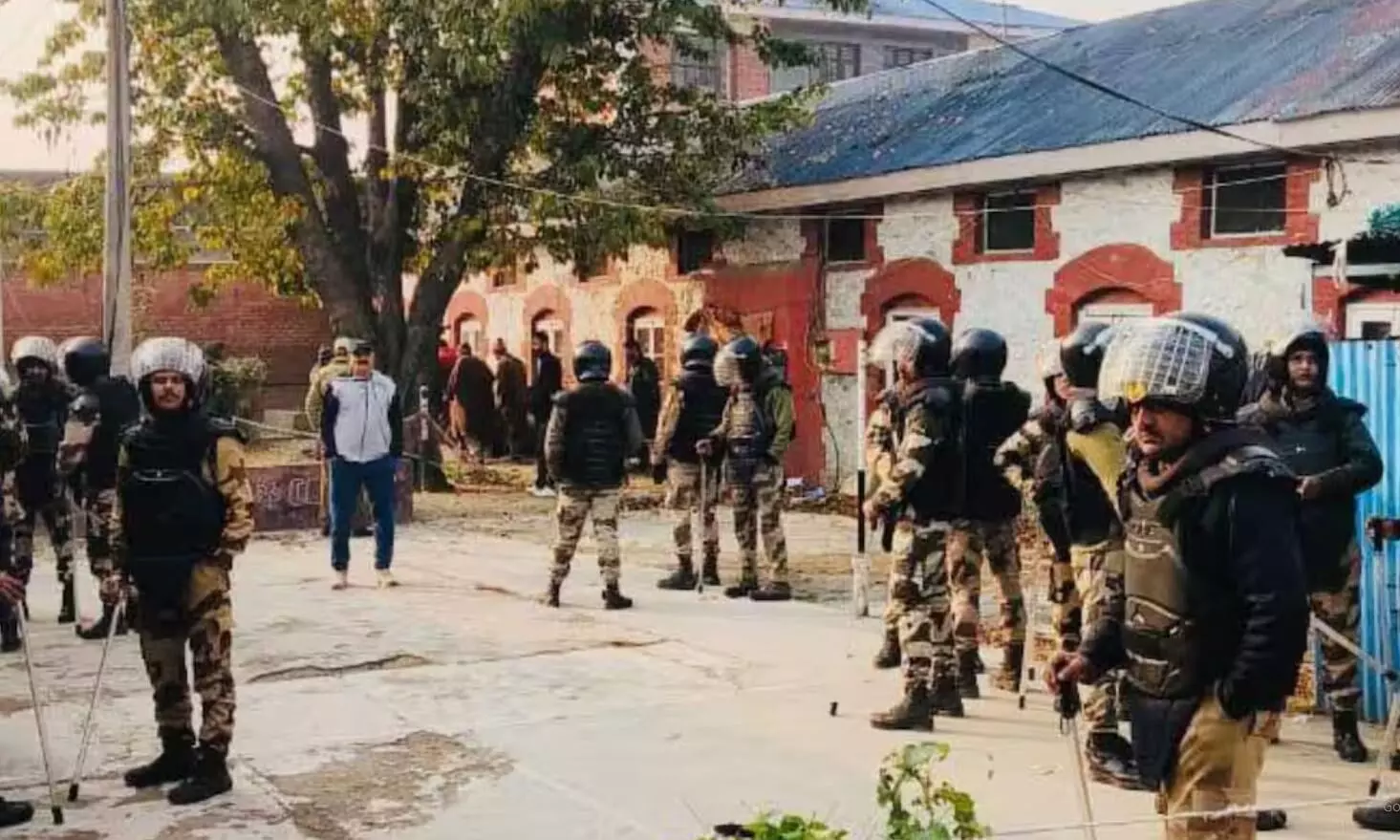 सीआईके ने कश्मीर के पांच जिलों में एक साथ मारी रेड, ऑनलाइन टेरर नेटवर्क का भंड़ाफोड़, एक महिला समेत 10 आरोपी गिरफ्तार सीआईके ने कश्मीर के पांच जिलों में एक साथ मारी रेड, ऑनलाइन टेरर नेटवर्क का भंड़ाफोड़, एक महिला समेत 10 आरोपी गिरफ्तार