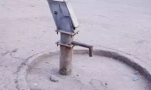 गणेश मार्केट में पेयजल संकट, हैण्डपम्प का हैंडिल चोरी, हैंडपंप हुआ बेकार, व्यापारी दूर से पानी लाने को मजबूर