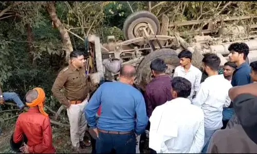 पन्ना-सतना मार्ग पर बडा हादसा, छापर के पास पलटा ट्रक, ड्राइवर को निकालने रेस्क्यू जारी