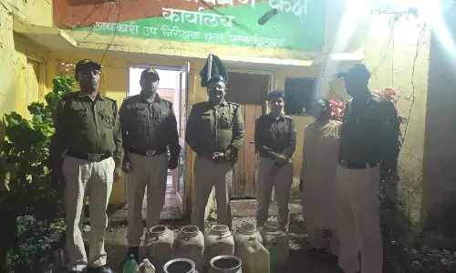 हांथ भट्टी से बनाई जा रही थी अवैध शराब, आबकारी पुलिस ने कार्रवाही कर ७० बल्क लीटर महुए की कच्ची शराब की जप्त