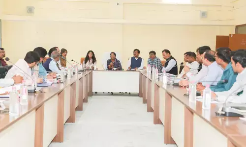 फील्ड विजिट कर व्यवस्थाएं दुरुस्त करें अधिकारी, कलेक्टर ने पवई एवं शाहनगर में ली खंडस्तरीय समीक्षा बैठक