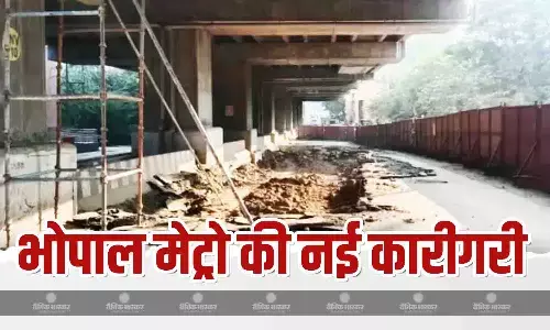 राजधानी में 90 डिग्री पुल की इंजीनियरिंग के बाद अब मेट्रो स्टेशन की नई कारीगरी, रगड़ खाते हुए निकल रहे वाहन राजधानी में 90 डिग्री पुल की इंजीनियरिंग के बाद अब मेट्रो स्टेशन की नई कारीगरी, रगड़ खाते हुए निकल रहे वाहन