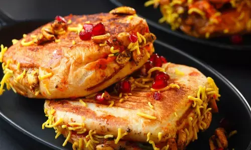 घर का खाने से हो गए हैं बोर, तो ट्राई करें ठेले वाली लाजवाब दाबेली, परिवार हो जाएगा खुश घर का खाने से हो गए हैं बोर, तो ट्राई करें ठेले वाली लाजवाब दाबेली, परिवार हो जाएगा खुश