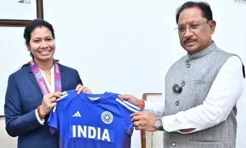 वर्ल्ड कप विजेता भारतीय महिला क्रिकेट टीम की फिजियोथेरेपिस्ट आकांक्षा सत्यवंशी ने मुख्यमंत्री से की मुलाकात वर्ल्ड कप विजेता भारतीय महिला क्रिकेट टीम की फिजियोथेरेपिस्ट आकांक्षा सत्यवंशी ने मुख्यमंत्री से की मुलाकात