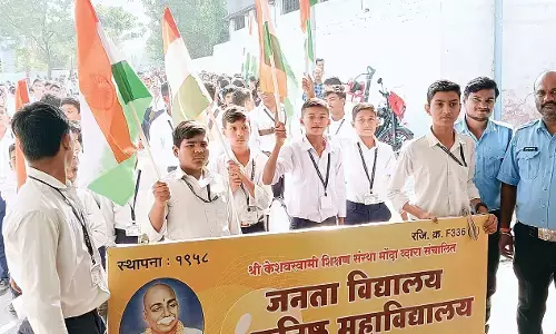 डॉ. मोर ने कहा - वंदे मातरम् से स्वतंत्रता संग्राम को मिली नई दिशा, छात्रों ने निकाली रैली डॉ. मोर ने कहा - वंदे मातरम् से स्वतंत्रता संग्राम को मिली नई दिशा, छात्रों ने निकाली रैली