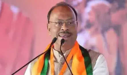 रजिस्ट्री में गड़बड़ी हुई तो अधिकारी नपेंगे, राजस्व मंंत्री बावनकुले ने कहा- नौकरी से बाहर किए जाएंगे रजिस्ट्री में गड़बड़ी हुई तो अधिकारी नपेंगे, राजस्व मंंत्री बावनकुले ने कहा- नौकरी से बाहर किए जाएंगे