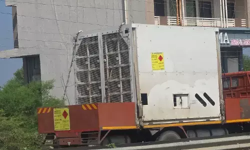 सीएनजी टैंकर से गैस लीक होने से मचा हड़कंप, नांदेड़ रोड पर दो घंटे यातायात ठप सीएनजी टैंकर से गैस लीक होने से मचा हड़कंप, नांदेड़ रोड पर दो घंटे यातायात ठप