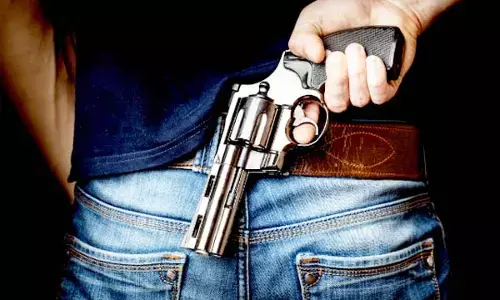 आर्मी के कर्नल के घर से रिवॉल्वर हुई चोरी, मामले में दो गिरफ्तार - आरोपियों में नाबालिग भी शामिल आर्मी के कर्नल के घर से रिवॉल्वर हुई चोरी, मामले में दो गिरफ्तार - आरोपियों में नाबालिग भी शामिल